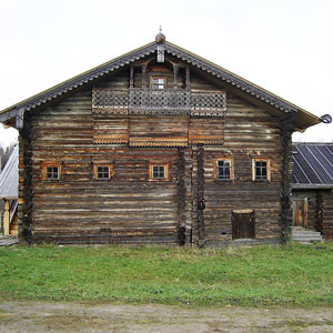 Старый деревянный дом из бревна - экспонат музея срубов