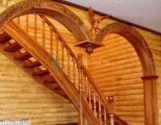 Деревянная арка перед лестницей в деревянном доме
