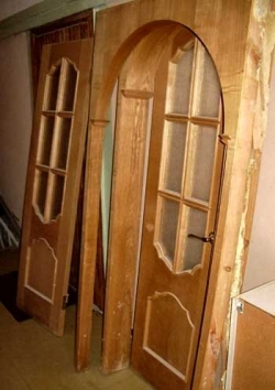 Деревянная арочная дверь