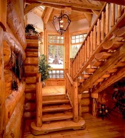 Деревянная лестница со ступеньками из полубревен
