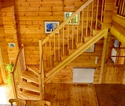 Двух маршевая деревянная лестница
