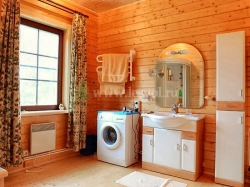 Интерьер ванной комнаты в деревянном доме в скандинавском стиле