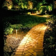 Наружное освещение садовой дорожки на участке