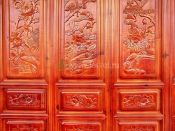 Деревянная дверь со сложным орнаментом