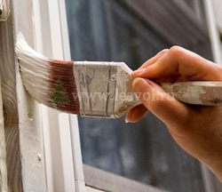 Окраска деревянного окна кистью