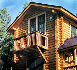 Конструкция балкона в деревянном доме из бревна