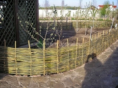 Забор - плетень из деревянных веток