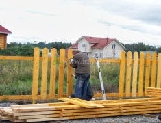 Монтаж штакетин деревянного забора