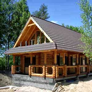 Современный деревянный дом из оцилиндрованного бревна или бруса