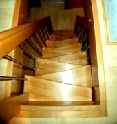 Лестничный проем и лестница - ступени в форме утиный шаг