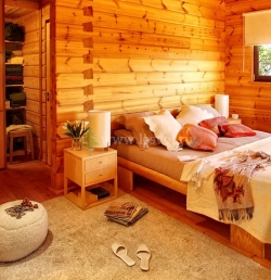 Дизайн интерьера спальни деревянного дома в скандинавском стиле