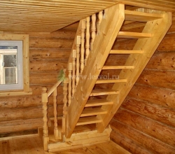 Деревянная лестница в деревянном доме из бревна