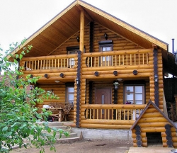 Покрытый защитным составом деревянный дом из бревна