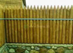 Деревянный забор - частокол на каменном основании