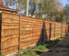 Деревянный забор из горизонтально установленных досок