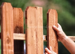 Крепление штакетин деревянного забора