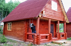 Деревянный дом из оцилиндрованного бревна на участке - закончен монтаж электрики