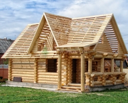 Сруб деревянного дома из бревна